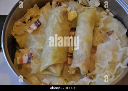 Sarma-Brötchen, traditionelle kroatische Mahlzeit, gefüllte fermentierte Kohlblätter mit Hackfleisch.Sarma - eingelegte Kohlblätter gefüllt mit Hackfleisch und Stockfoto