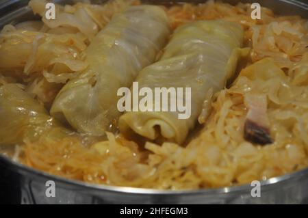 Sarma-Brötchen, traditionelle kroatische Mahlzeit, gefüllte fermentierte Kohlblätter mit Hackfleisch.Sarma - eingelegte Kohlblätter gefüllt mit Hackfleisch und Stockfoto