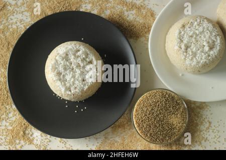 Gedünsteter Hirse-Mehl-Kuchen oder Hirse-puttu. Eine Vielzahl von Kerala Reis Dampfkuchen mit Scheckenhirse Mehl zusammen mit zerkleinerten Coconu Stockfoto