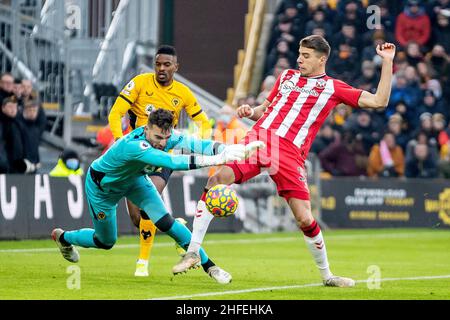 Jose Sa (GK) aus Wolverhampton und Jan Bednarek aus Southampton während des Fußballspiels der englischen Premier League zwischen Wolverhampton Wanderers und Southampton am 15. Januar 2022 auf Molineux in Wolverhampton, England - Foto: Manjit Narotra/DPPI/LiveMedia Stockfoto