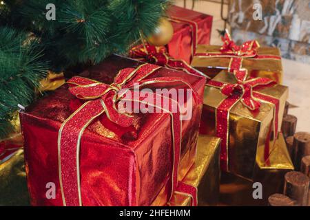 Weihnachten Geschenke unter dem Weihnachtsbaum Stockfoto