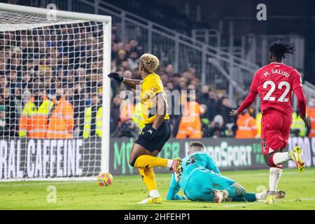 Adama Traore von Wolverhampton Wanderers (37) erzielt beim Fußballspiel der englischen Premier League zwischen Wolverhampton Wanderers und Southampton am 15. Januar 2022 auf Molineux in Wolverhampton, England, ein Tor 3-1 - Foto: Manjit Narotra/DPPI/LiveMedia Stockfoto