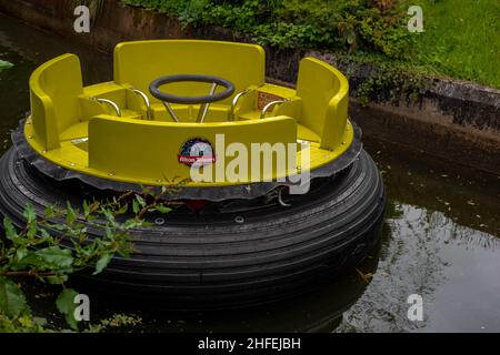 Ein leeres, leeres, Congo River Rapid's Boat führt durch ruhiges Wasser, bevor der Alton Towers Theme Park für die Öffentlichkeit geöffnet wird Stockfoto