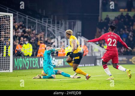 Adama Traore von Wolverhampton Wanderers (37) erzielt beim Fußballspiel der englischen Premier League zwischen Wolverhampton Wanderers und Southampton am 15. Januar 2022 auf Molineux in Wolverhampton, England, ein Tor 3-1 - Foto: Manjit Narotra/DPPI/LiveMedia Stockfoto