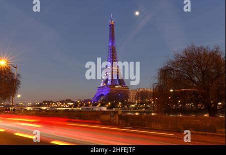 PARIS, FRANKREICH -01. Januar 2022 :der Eiffelturm leuchtet in den Farben der EU-Flagge, um Frankreichs EU-Präsidentschaft zu markieren. Es ist ein schmiedeeiserner Gitterturm o Stockfoto