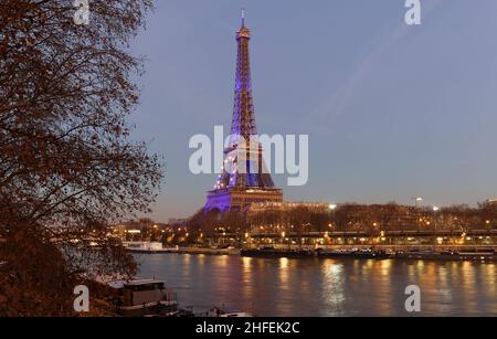 PARIS, FRANKREICH -01. Januar 2022 :der Eiffelturm leuchtet in den Farben der EU-Flagge, um Frankreichs EU-Präsidentschaft zu markieren. Es ist ein schmiedeeiserner Gitterturm o Stockfoto