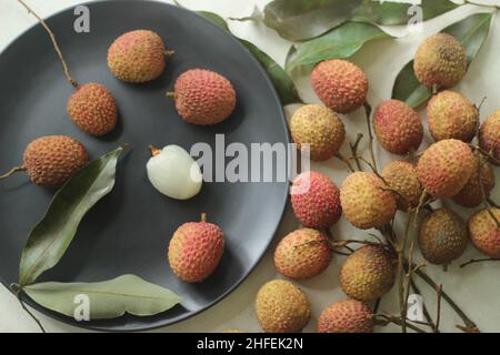 Litschi-Früchte auf weißem Hintergrund aufgenommen. Litchi chinensis auch buchstabiert litchi oder lichi, ist ein immergrüner Baum der Familie der Speckbeere oder Sapindaceae, gr Stockfoto