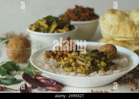 Reisbrei oder Kanji zusammen mit würzigem, kälteem Kokosnussrot-Chutney, gebratenen gekochten roten Kuhpeibohnen und gebratenen rohen Bananenscheiben. Ein Favorit m Stockfoto