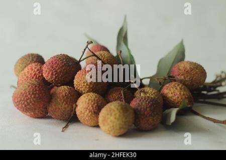 Litschi-Früchte auf weißem Hintergrund aufgenommen. Litchi chinensis auch buchstabiert litchi oder lichi, ist ein immergrüner Baum der Familie der Speckbeere oder Sapindaceae, gr Stockfoto