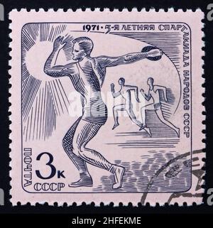 RUSSLAND - UM 1971: Eine in Russland gedruckte Briefmarke zeigt Discus und Running, 5th Summer Spartakiad, um 1971 Stockfoto