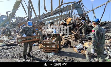 (220116) -- PEKING, 16. Januar 2022 (Xinhua) -- Chinesische Friedenstruppen räumen die Ruinen der Hafenexplosionen in Beirut, Libanon, 30. September 2020. (Foto von Zhao Wenhuan/Xinhua) Stockfoto