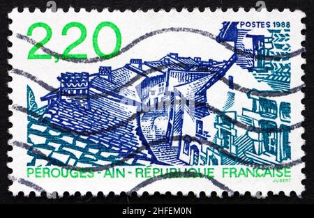 FRANKREICH - UM 1988: Eine in Frankreich gedruckte Briefmarke zeigt View of Perouges, Ain, um 1988 Stockfoto