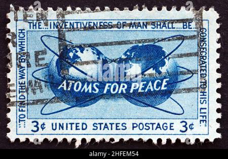 VEREINIGTE STAATEN VON AMERIKA - UM 1955: Eine in den USA gedruckte Marke zeigt die Atomenergie, die die Hemisphäre umschließt, Atome for Peace Policy, um 1955 Stockfoto