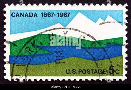 VEREINIGTE STAATEN VON AMERIKA - UM 1967: Eine in den USA gedruckte Briefmarke zeigt Canadian Landscape, 100. Jahrestag der Entstehung Kanadas als Nation, um 1967 Stockfoto