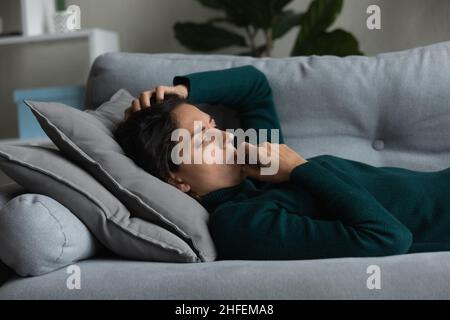 Frustriert ängstlich unglückliche junge Frau in negativen Gedanken verloren. Stockfoto