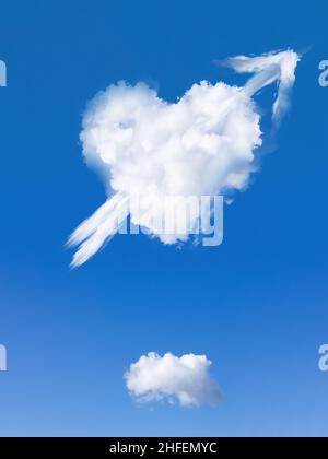 Love Heart – echte weiße Wolkengrafik mit Pfeil auf einem schlichten himmelblauen Hintergrund und einer kleinen Wolke darunter. Valentine Symbol der Romantik und Zuneigung Stockfoto