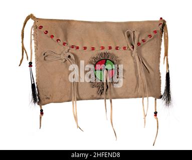 Sack der nordamerikanischen Indianer. Hergestellt aus Haut, bestickt mit bunten Glasperlen und Lederbändern auf weiß isoliert Stockfoto