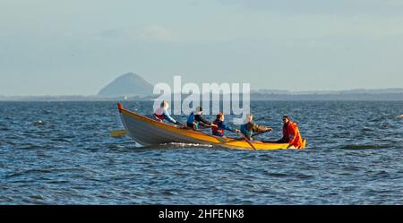 Portobello, Edinburgh, Schottland, Großbritannien. 16th. Januar 2022. Schließlich Sonnenaufgangssonne mit einer Temperatur von 7 Grad nach einer Woche starker Wolke am Himmel über der Stadt. Im Bild: Die Crew vom Eastern Amateur Coastal Rowing Club genießt die Sonne, während sie auf dem Firth of Forth trainieren. Kredit: Scottishrecreative/Alamy Live Nachrichten. Stockfoto