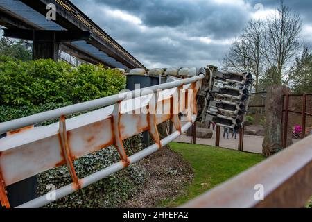 Einzigartige Winkel der Achterbahn Nemesis im Alton Towers Theme Park, Hotel und Spa Staffordshire England. Sehr Hohe Qualität Stockfoto