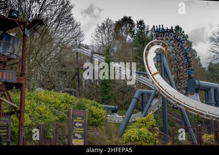 Einzigartige Winkel der Achterbahn Nemesis im Alton Towers Theme Park, Hotel und Spa Staffordshire England. Sehr Hohe Qualität Stockfoto