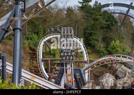 Einzigartige Winkel der Achterbahn Nemesis im Alton Towers Theme Park, Hotel und Spa Staffordshire England. Sehr Hohe Qualität Stockfoto