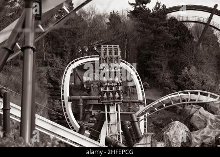 Einzigartige Winkel der Achterbahn Nemesis im Alton Towers Theme Park, Hotel und Spa Staffordshire England. Sehr Hohe Qualität Stockfoto