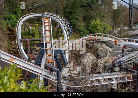 Einzigartige Winkel der Achterbahn Nemesis im Alton Towers Theme Park, Hotel und Spa Staffordshire England. Sehr Hohe Qualität Stockfoto