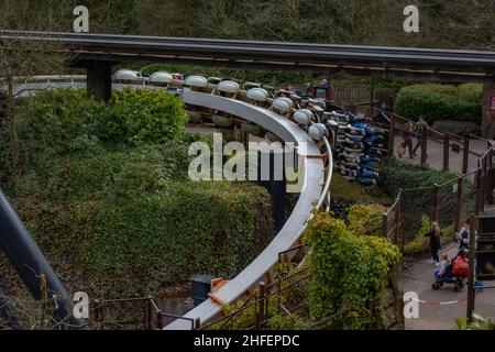 Einzigartige Winkel der Achterbahn Nemesis im Alton Towers Theme Park, Hotel und Spa Staffordshire England. Sehr Hohe Qualität Stockfoto
