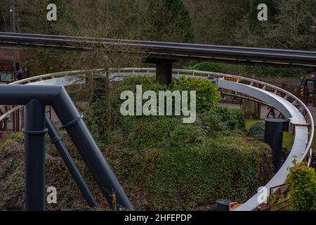Einzigartige Winkel der Achterbahn Nemesis im Alton Towers Theme Park, Hotel und Spa Staffordshire England. Sehr Hohe Qualität Stockfoto
