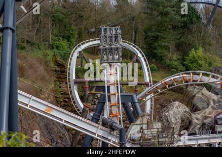 Einzigartige Winkel der Achterbahn Nemesis im Alton Towers Theme Park, Hotel und Spa Staffordshire England. Sehr Hohe Qualität Stockfoto