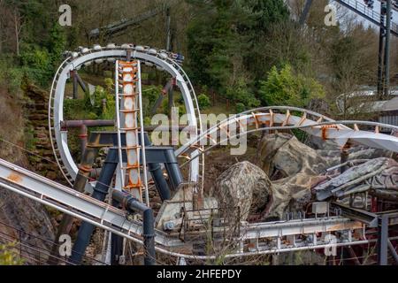 Einzigartige Winkel der Achterbahn Nemesis im Alton Towers Theme Park, Hotel und Spa Staffordshire England. Sehr Hohe Qualität Stockfoto