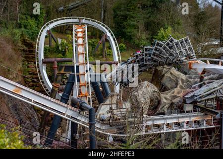 Einzigartige Winkel der Achterbahn Nemesis im Alton Towers Theme Park, Hotel und Spa Staffordshire England. Sehr Hohe Qualität Stockfoto