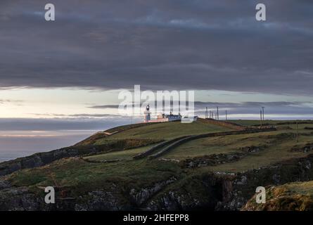 Galley Head, Cork, Irland. 16th. Januar 2022. Das Morgenlicht beginnt, den Leuchtturm in Galley Head, Co. Cork, Irland, zu erleuchten. - Credit; David Creedon / Alamy Live News Stockfoto