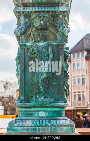 Eiserne Allegorie am Brunnen der Gerechtigkeit in Frankfurt Stockfoto