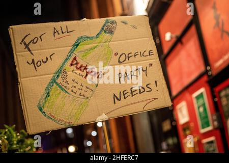 LONDON, GROSSBRITANNIEN. 15th Januar 2022. Plakat mit Bezug auf den Downing Street 'Partygate'-Skandal, in dem die Regierung mehrere Parteien in der Nummer 10 während der Sperrungsbeschränkungen hielt Kredit: Lucy North/Alamy Live News Stockfoto