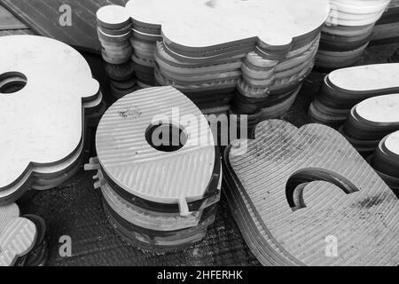 Figuren aus Keramik geschnitzt und Stein schwarz-weiß Foto Nahaufnahme Stockfoto