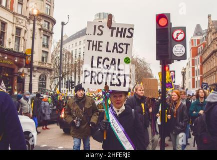 London, Großbritannien 15th. Januar 2022. Tötet die Demonstranten von Bill on the Strand. Tausende von Menschen marschierten durch das Zentrum Londons, um gegen das Gesetz über Polizei, Verbrechen, Verurteilung und Gerichte zu protestieren, was viele Arten von Protest illegal machen wird. Stockfoto