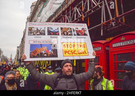 London, Großbritannien 15th. Januar 2022. Tötet die Demonstranten von Bill on the Strand. Tausende von Menschen marschierten durch das Zentrum Londons, um gegen das Gesetz über Polizei, Verbrechen, Verurteilung und Gerichte zu protestieren, was viele Arten von Protest illegal machen wird. Stockfoto