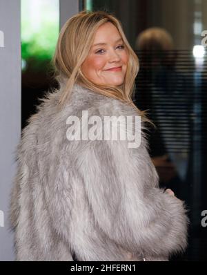 London, Großbritannien. 16th Januar 2022. Model und Moderatorin Laura Whitmore trifft in den BBC-Studios ein, um ihre Sonntagmorgen-Radiosendung zu präsentieren. Kredit: Mark Thomas/Alamy Live Nachrichten Stockfoto