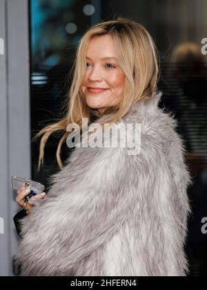 London, Großbritannien. 16th Januar 2022. Model und Moderatorin Laura Whitmore trifft in den BBC-Studios ein, um ihre Sonntagmorgen-Radiosendung zu präsentieren. Kredit: Mark Thomas/Alamy Live Nachrichten Stockfoto