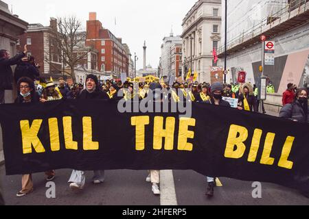 London, Großbritannien 15th. Januar 2022. Die Demonstranten tragen in Whitehall ein Transparent mit dem Titel „Kill the Bill“. Tausende von Menschen marschierten durch das Zentrum Londons, um gegen das Gesetz über Polizei, Verbrechen, Verurteilung und Gerichte zu protestieren, was viele Arten von Protest illegal machen wird. Stockfoto