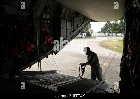 Bukarest, Rumänien - 2. Juli 2021: Besatzungsmitglied eines spartanischen Militärflugzeugs der Alenia C27J während einer Bohrübung. Stockfoto