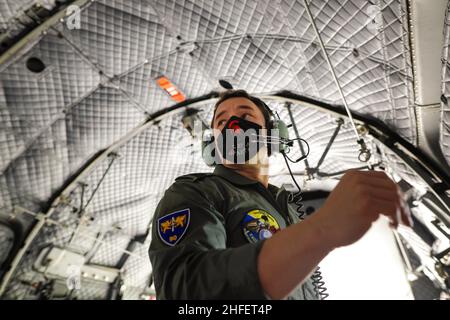 Bukarest, Rumänien - 2. Juli 2021: Besatzungsmitglied eines spartanischen Militärflugzeugs der Alenia C27J während einer Bohrübung. Stockfoto