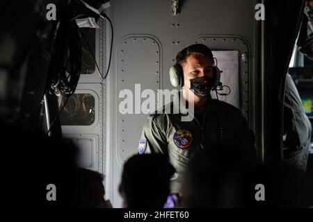 Bukarest, Rumänien - 2. Juli 2021: Besatzungsmitglied eines spartanischen Militärflugzeugs der Alenia C27J während einer Bohrübung. Stockfoto