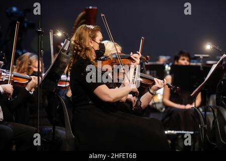 Bukarest, Rumänien - 15. Januar 2022: Mitglieder eines klassischen Musikorchesters treten während einer Veranstaltung auf. Stockfoto