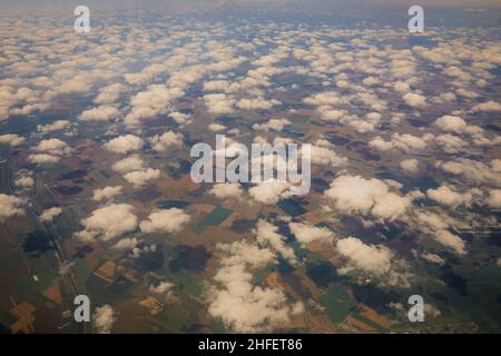 Wolkenformationen über dem südlichen Teil Rumäniens aus der Sicht eines Flugzeugs an einem sonnigen Sommertag. Stockfoto