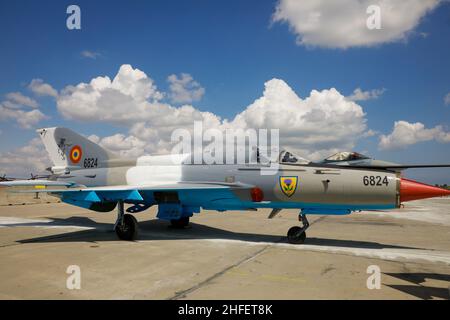 Mihail Kogalniceanu, Rumänien - 2. Juli 2021: Rumänische Luftwaffe Mikoyan-Gurevich MiG-21 Lancer Überschallstrahler auf der Ausstellung bei einer Luftpolizistiker e Stockfoto