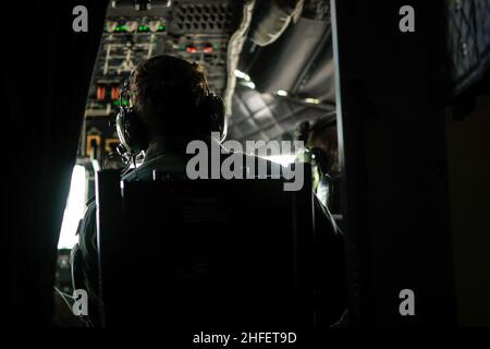 Bukarest, Rumänien - 2. Juli 2021: Besatzungsmitglied eines spartanischen Militärflugzeugs der Alenia C27J während einer Bohrübung. Stockfoto