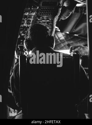 Bukarest, Rumänien - 2. Juli 2021: Besatzungsmitglied eines spartanischen Militärflugzeugs der Alenia C27J während einer Bohrübung. Stockfoto