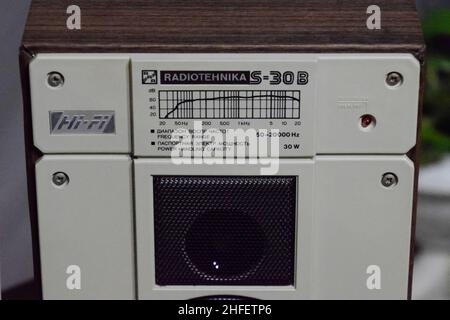 Vintage Regalsäulen aus der Sowjetunion. Akustik für hochwertiges Musikhören. Vintage-Lautsprecher Radiotehnika s30 Stockfoto